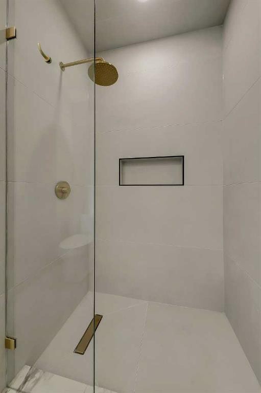 2008 8 Avenue Se, Calgary, AB - Indoor Photo Showing Bathroom