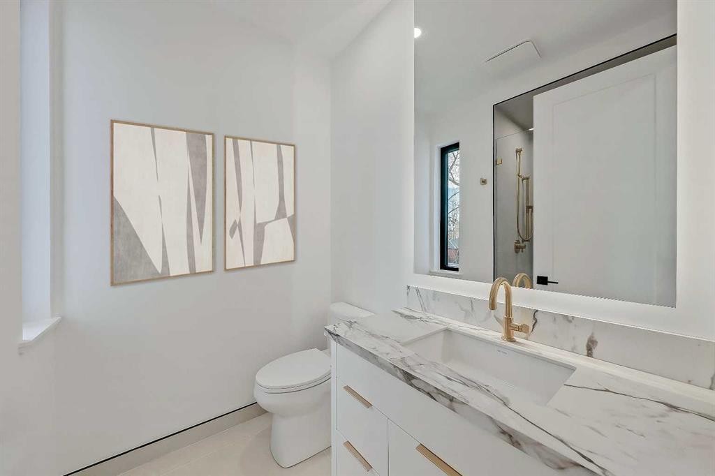 2008 8 Avenue Se, Calgary, AB - Indoor Photo Showing Bathroom