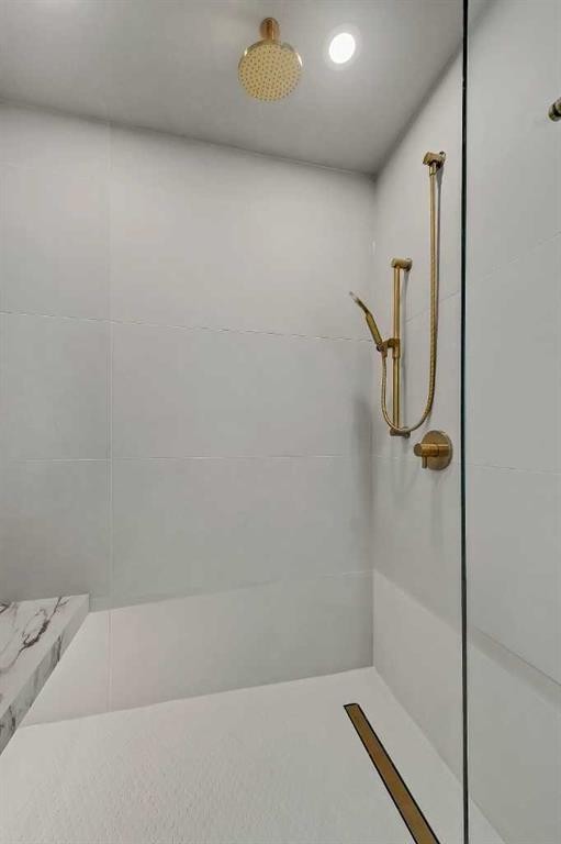 2008 8 Avenue Se, Calgary, AB - Indoor Photo Showing Bathroom