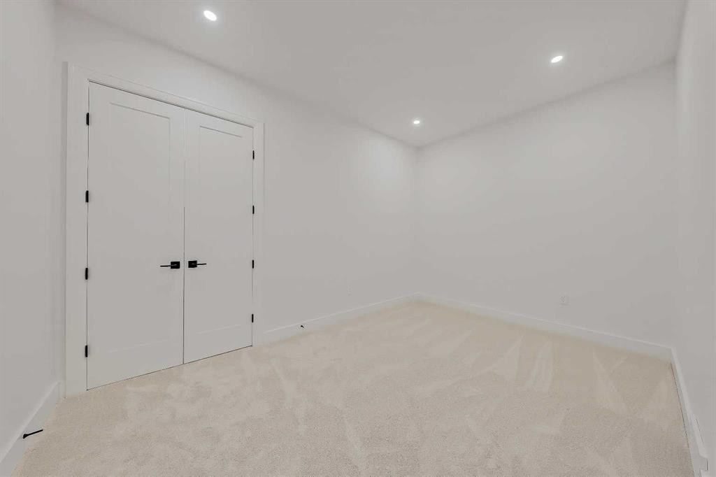 2008 8 Avenue Se, Calgary, AB - Indoor Photo Showing Other Room