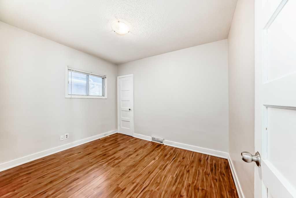 1610 40 Street Sw, Calgary, AB - Indoor Photo Showing Other Room