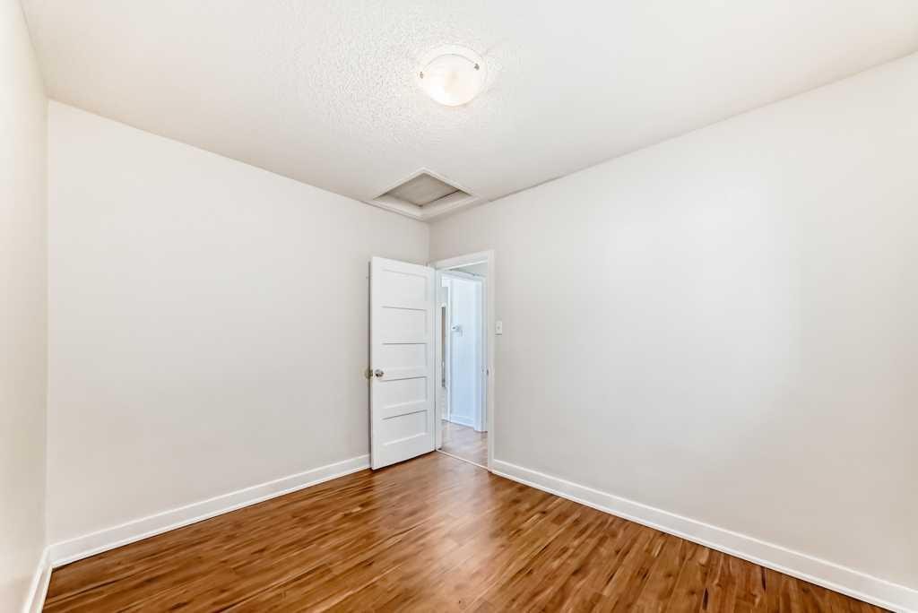 1610 40 Street Sw, Calgary, AB - Indoor Photo Showing Other Room