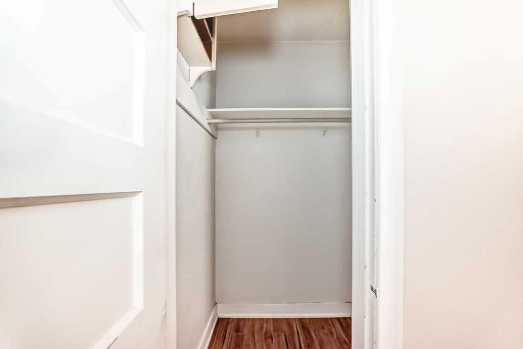 1610 40 Street Sw, Calgary, AB - Indoor