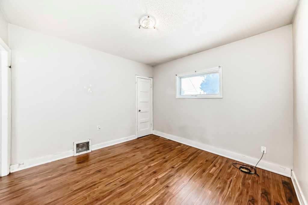 1610 40 Street Sw, Calgary, AB - Indoor Photo Showing Other Room