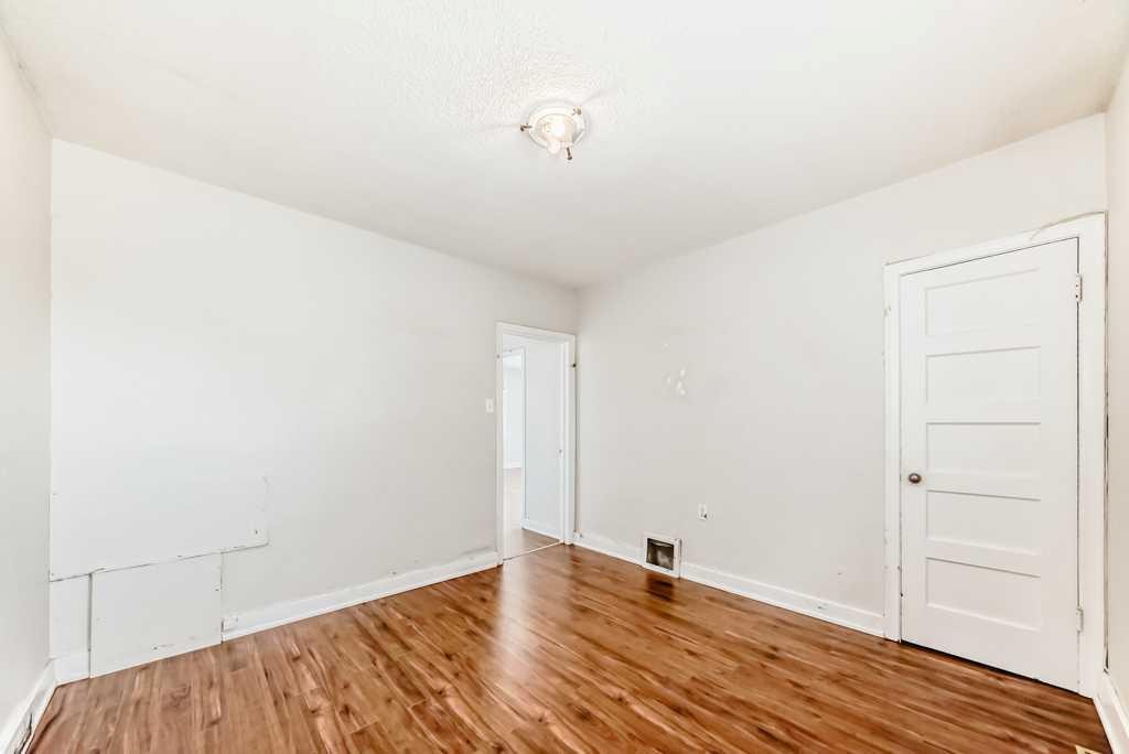 1610 40 Street Sw, Calgary, AB - Indoor Photo Showing Other Room