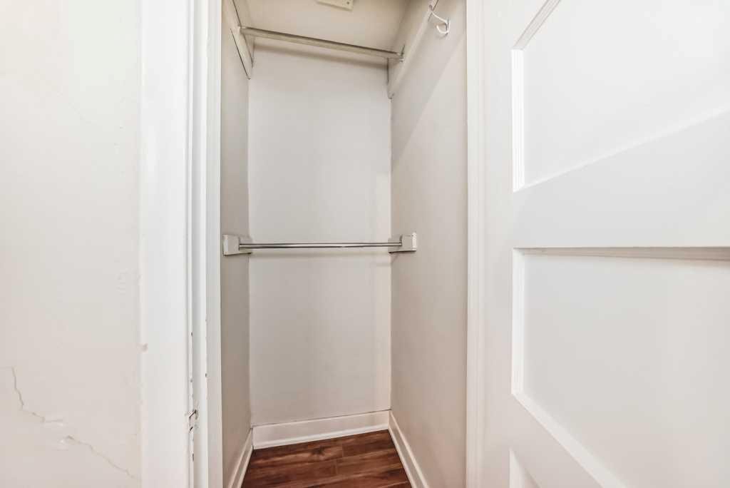 1610 40 Street Sw, Calgary, AB - Indoor