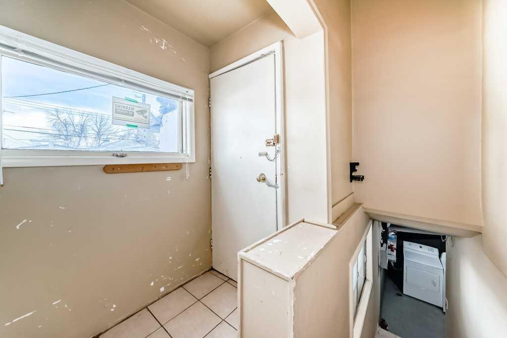 1610 40 Street Sw, Calgary, AB - Indoor Photo Showing Other Room