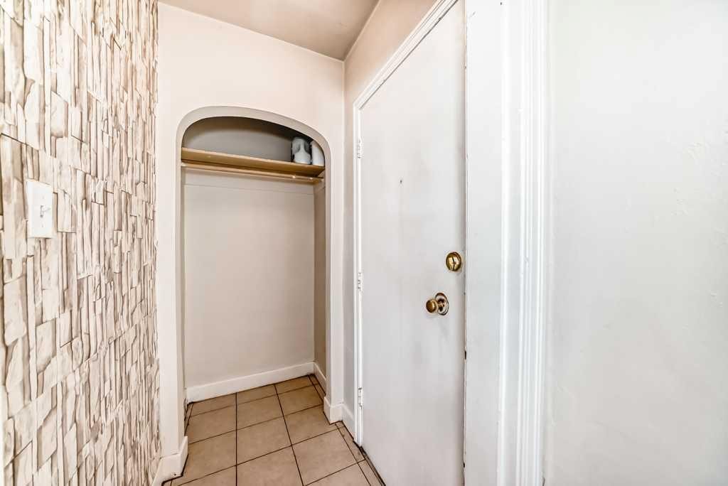 1610 40 Street Sw, Calgary, AB - Indoor Photo Showing Other Room