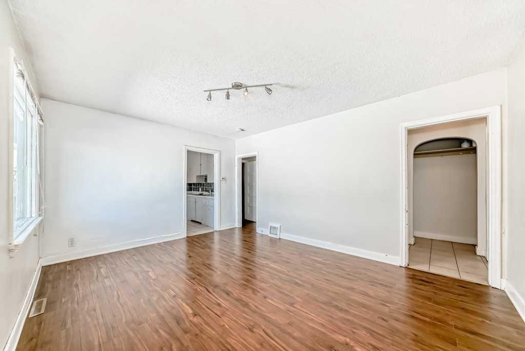 1610 40 Street Sw, Calgary, AB - Indoor Photo Showing Other Room