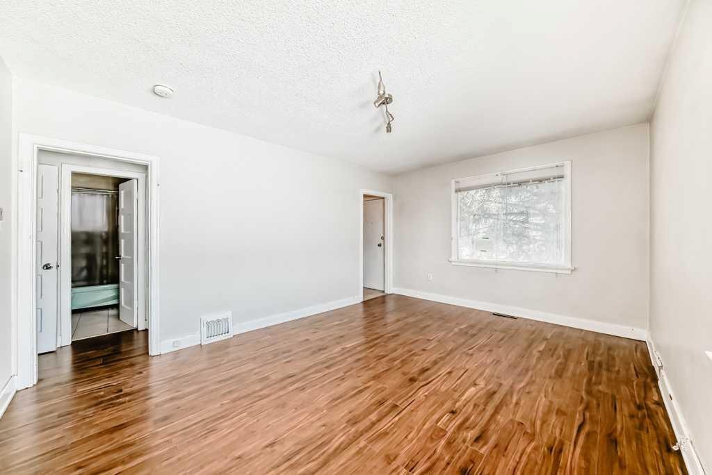 1610 40 Street Sw, Calgary, AB - Indoor Photo Showing Other Room