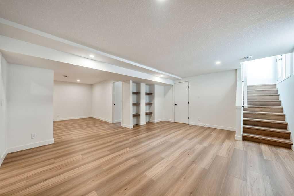 5880 Dalridge Hill Nw, Calgary, AB - Indoor Photo Showing Other Room