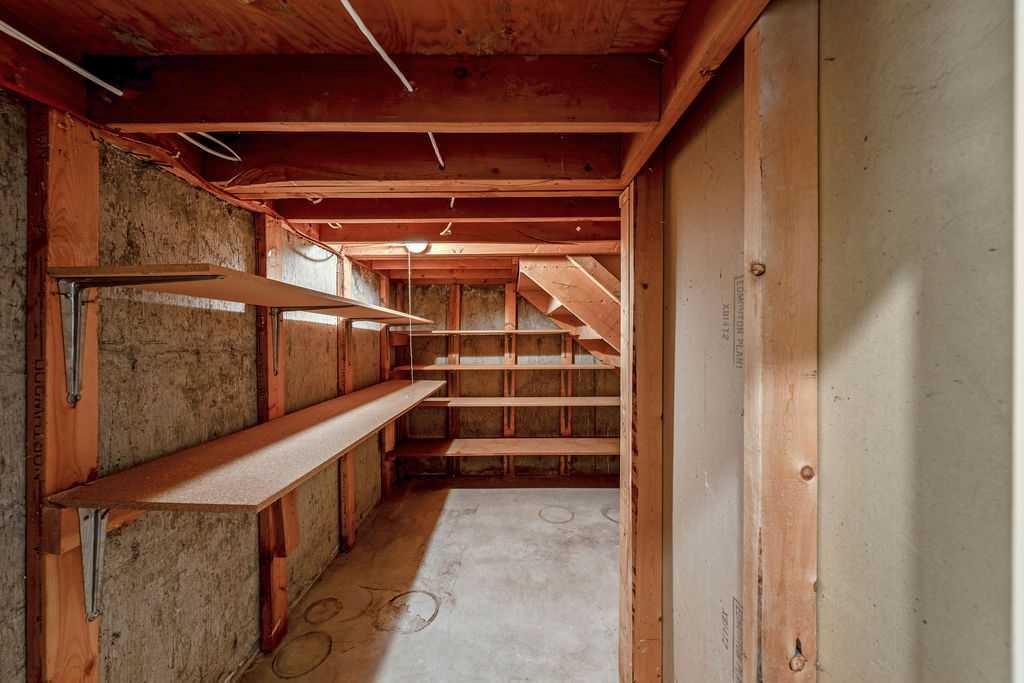 5880 Dalridge Hill Nw, Calgary, AB - Indoor Photo Showing Other Room