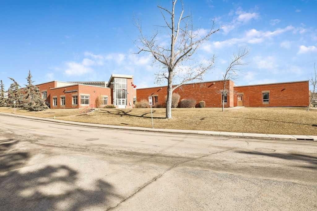 5880 Dalridge Hill Nw, Calgary, AB - Outdoor