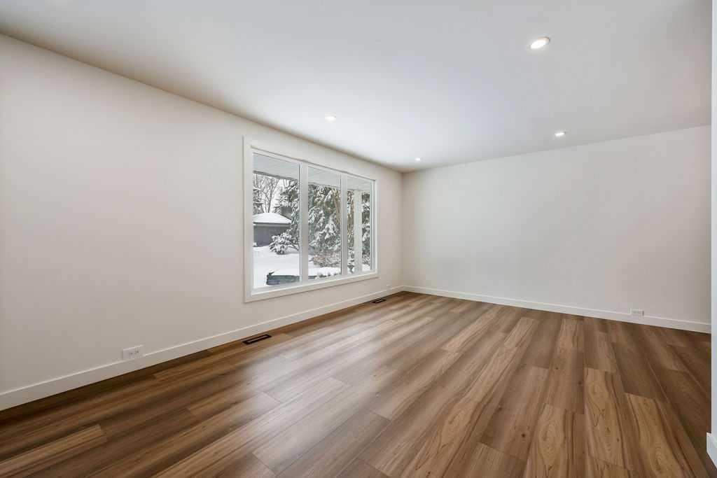 5880 Dalridge Hill Nw, Calgary, AB - Indoor Photo Showing Other Room
