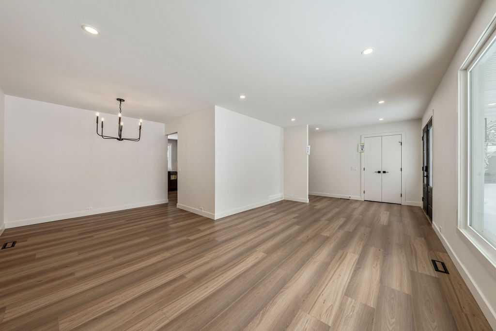 5880 Dalridge Hill Nw, Calgary, AB - Indoor Photo Showing Other Room