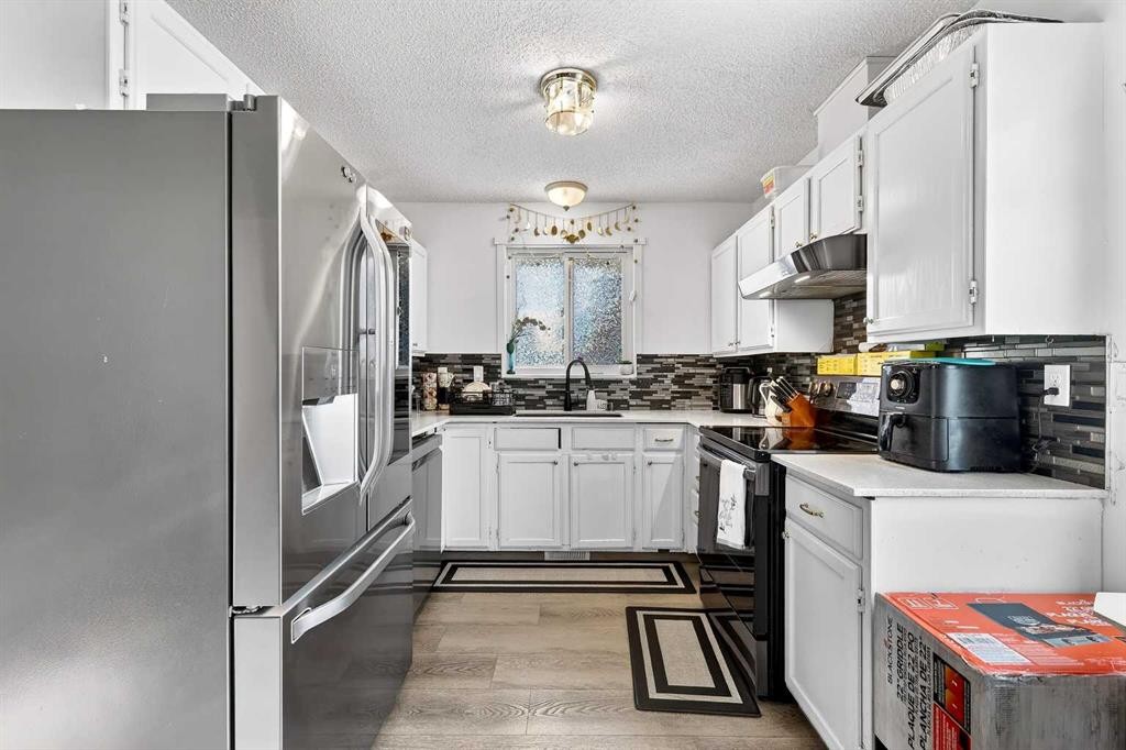 236 Mckerrell Way Se, Calgary, AB - Indoor Photo Showing Kitchen