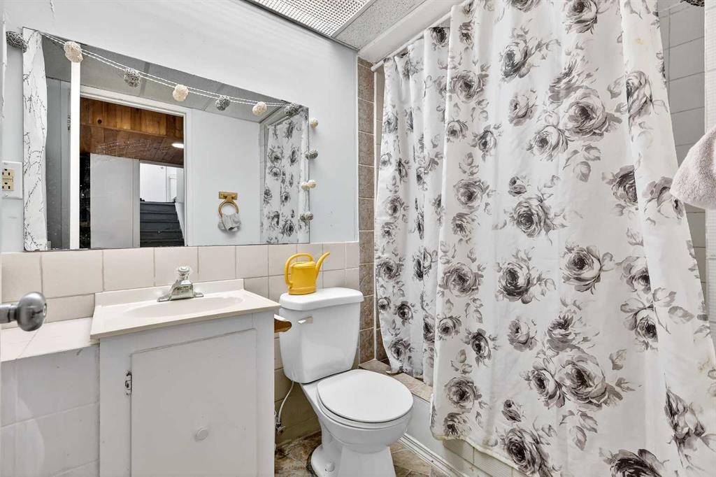236 Mckerrell Way Se, Calgary, AB - Indoor Photo Showing Bathroom