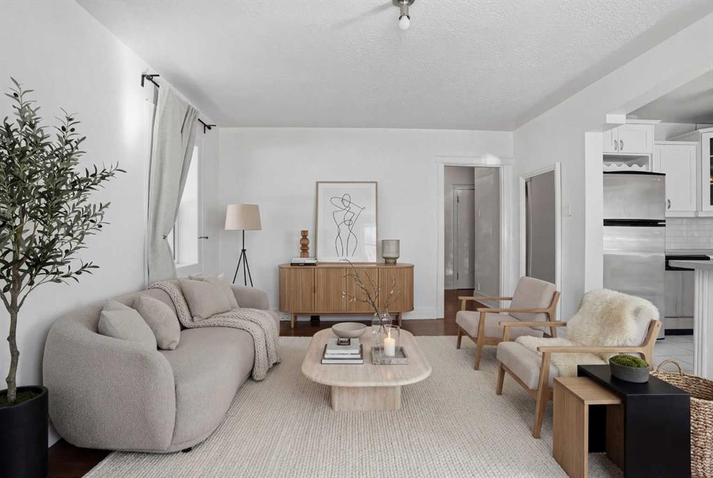 3-330 19 Avenue Sw, Calgary, AB - Indoor Photo Showing Living Room