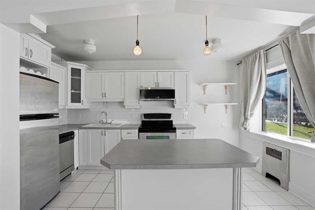 3-330 19 Avenue Sw, Calgary, AB - Indoor Photo Showing Kitchen With Double Sink