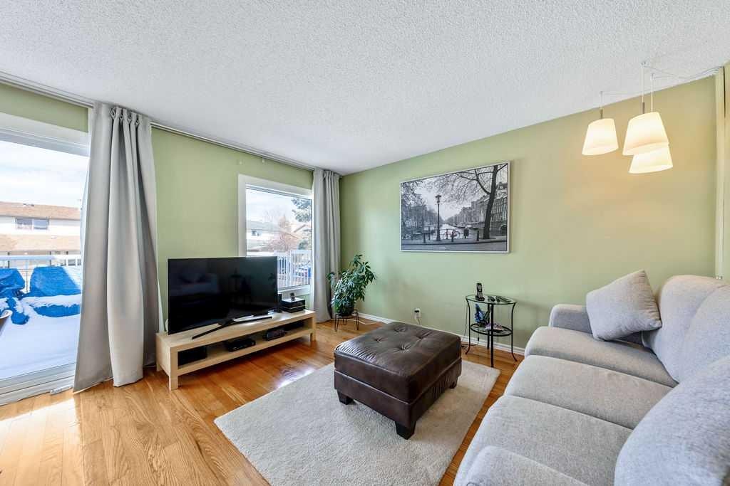 50 Cedarwood Rise Sw, Calgary, AB - Indoor Photo Showing Living Room