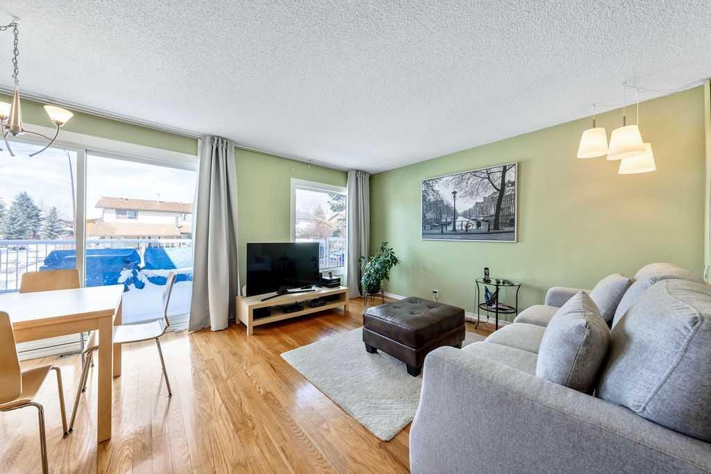 50 Cedarwood Rise Sw, Calgary, AB - Indoor Photo Showing Living Room