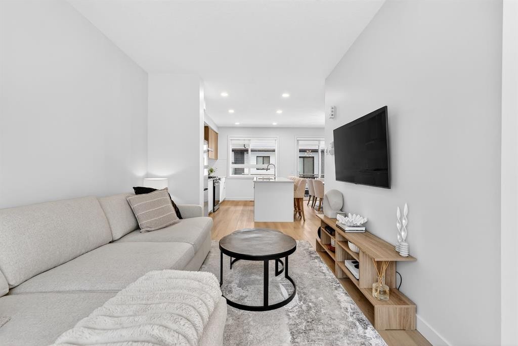 10 Currie Walk Sw, Calgary, AB - Indoor Photo Showing Living Room