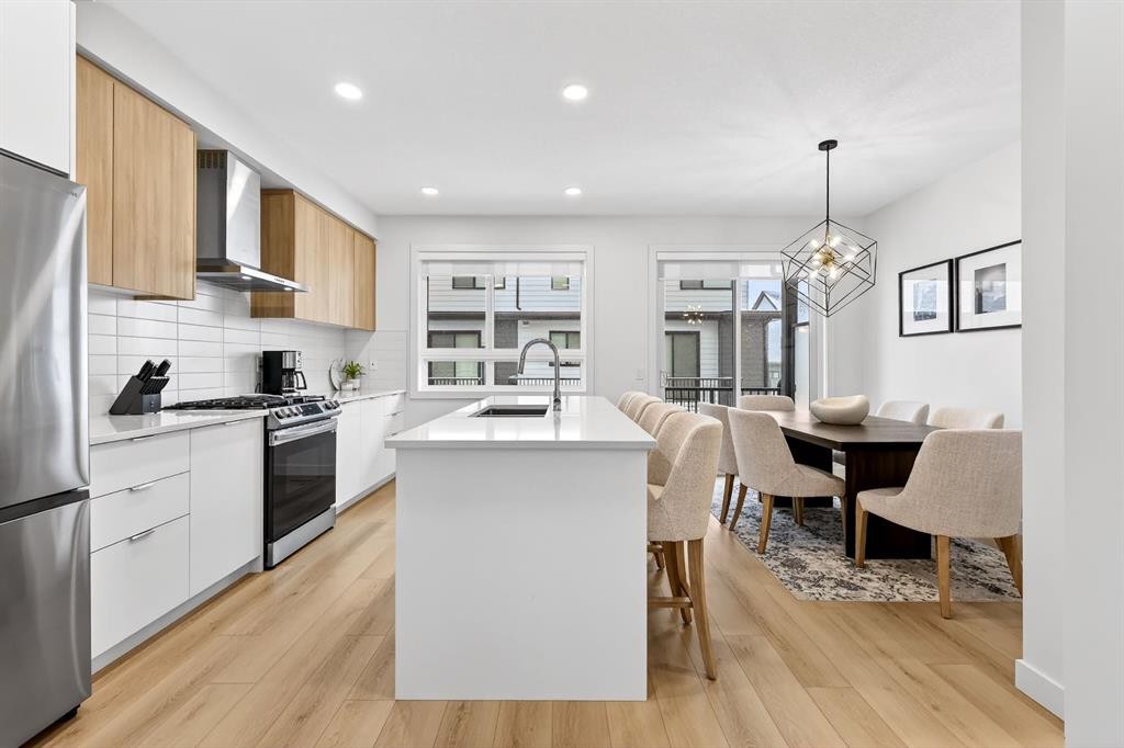10 Currie Walk Sw, Calgary, AB - Indoor Photo Showing Kitchen With Stainless Steel Kitchen With Upgraded Kitchen