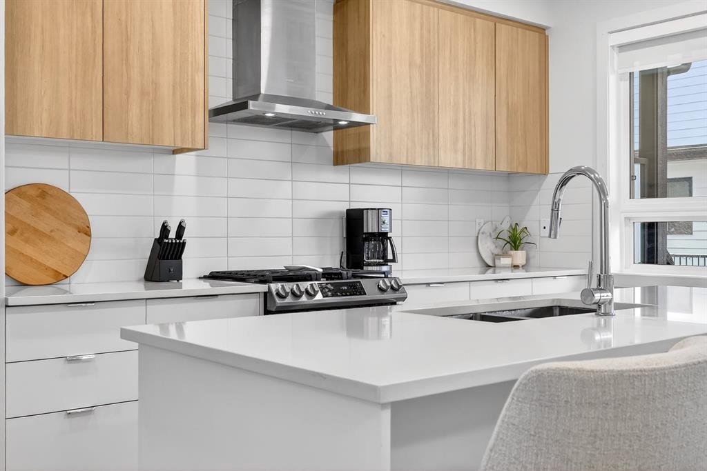 10 Currie Walk Sw, Calgary, AB - Indoor Photo Showing Kitchen With Upgraded Kitchen