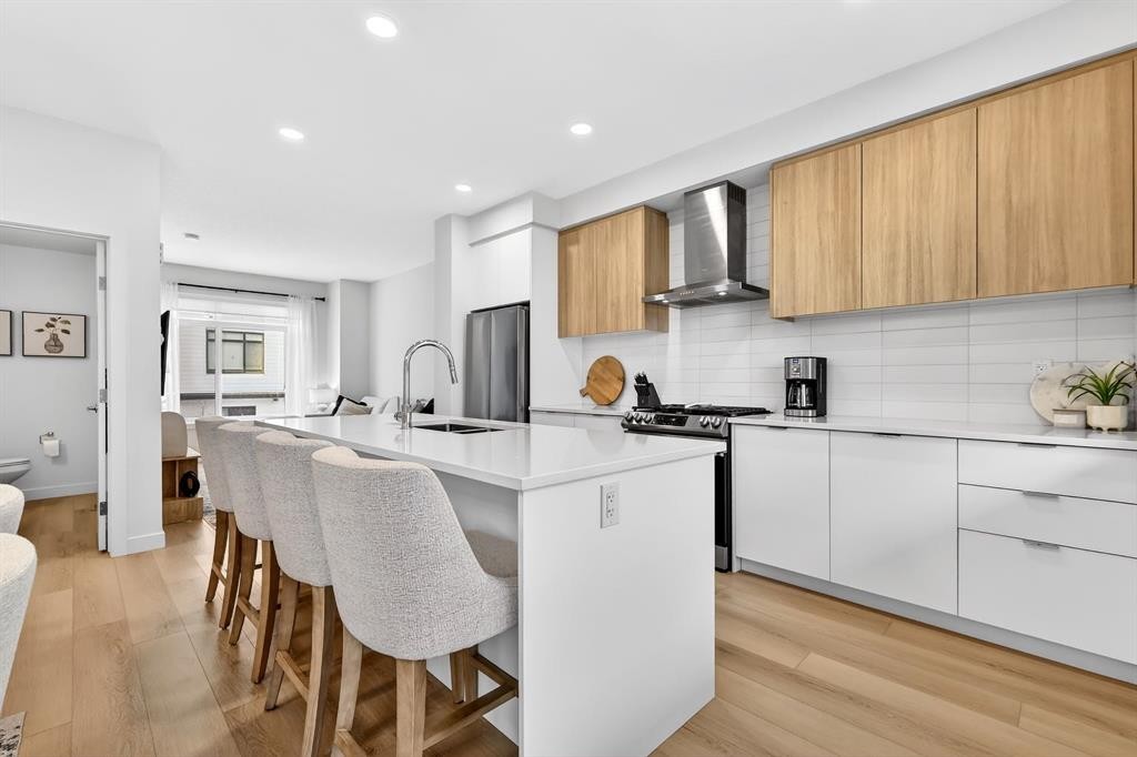 10 Currie Walk Sw, Calgary, AB - Indoor Photo Showing Kitchen With Upgraded Kitchen