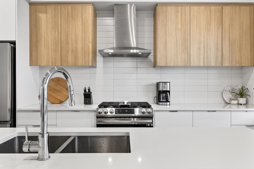 10 Currie Walk Sw, Calgary, AB - Indoor Photo Showing Kitchen With Double Sink With Upgraded Kitchen