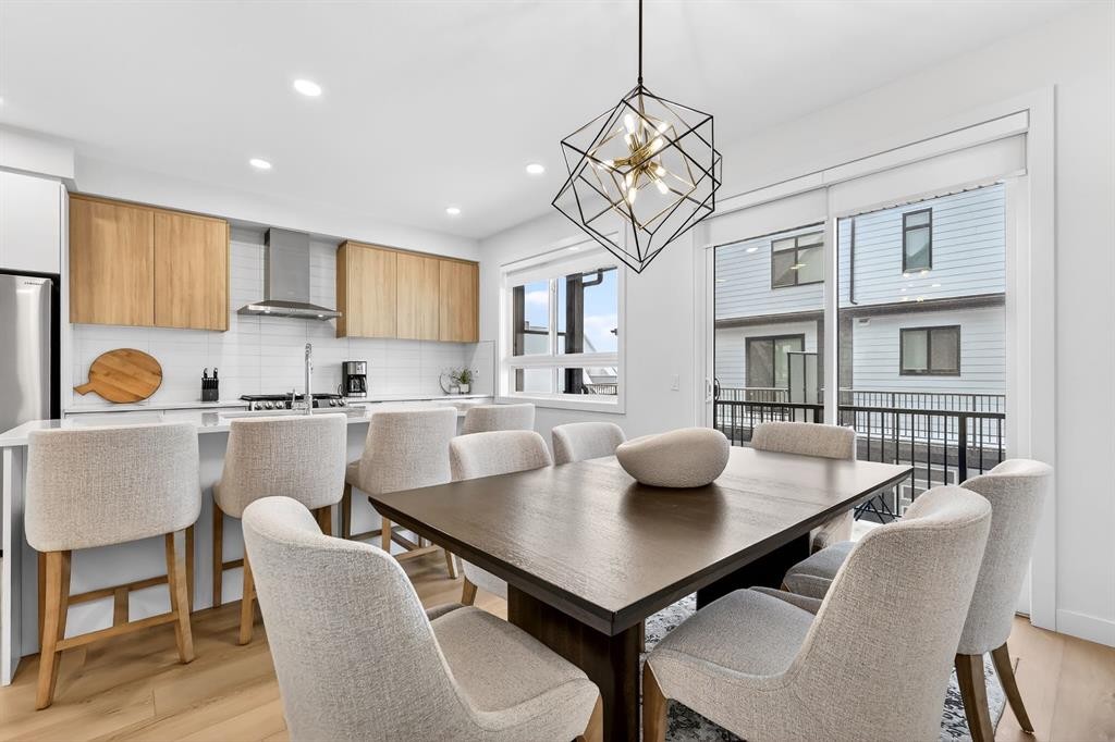 10 Currie Walk Sw, Calgary, AB - Indoor Photo Showing Dining Room