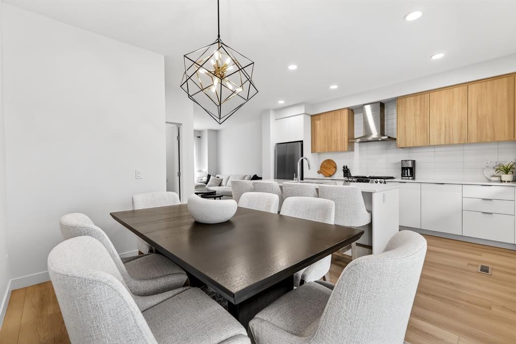 10 Currie Walk Sw, Calgary, AB - Indoor Photo Showing Dining Room
