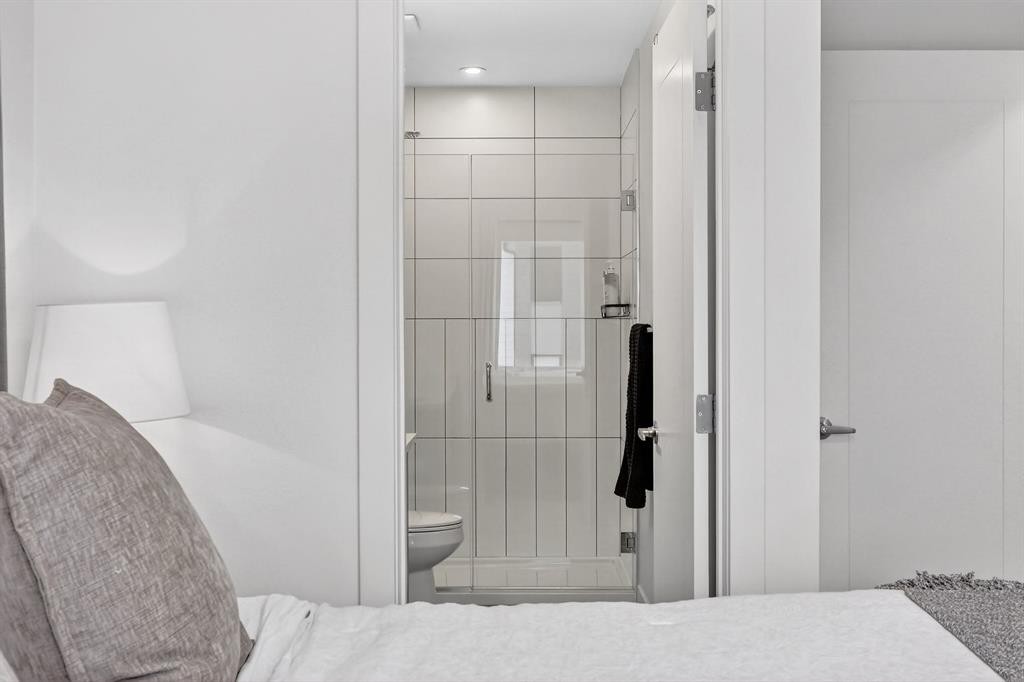 10 Currie Walk Sw, Calgary, AB - Indoor Photo Showing Bathroom