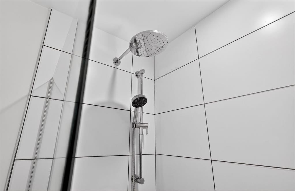 10 Currie Walk Sw, Calgary, AB - Indoor Photo Showing Other Room