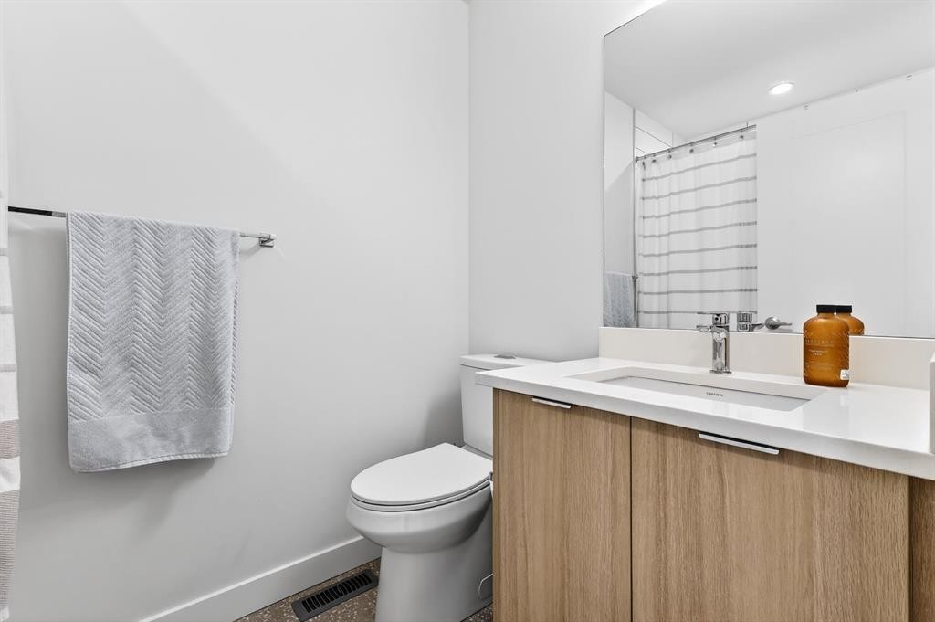 10 Currie Walk Sw, Calgary, AB - Indoor Photo Showing Bathroom