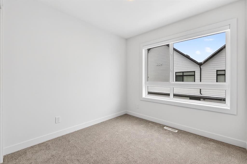 10 Currie Walk Sw, Calgary, AB - Indoor Photo Showing Other Room