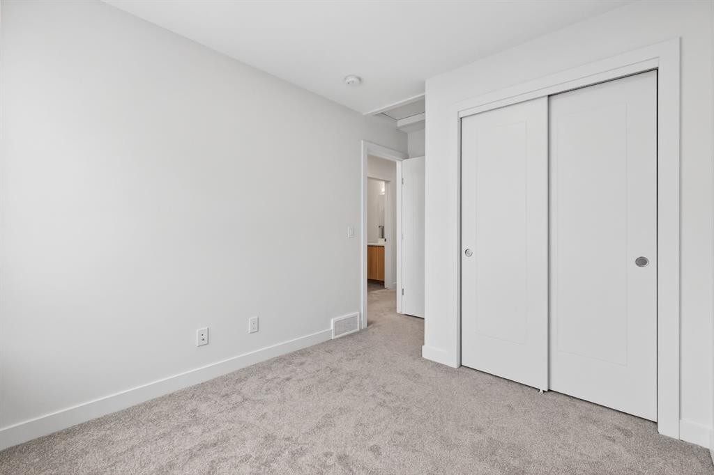 10 Currie Walk Sw, Calgary, AB - Indoor Photo Showing Other Room