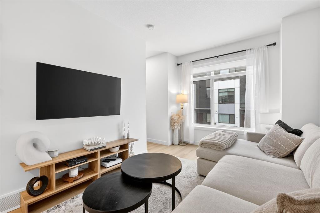 10 Currie Walk Sw, Calgary, AB - Indoor Photo Showing Living Room