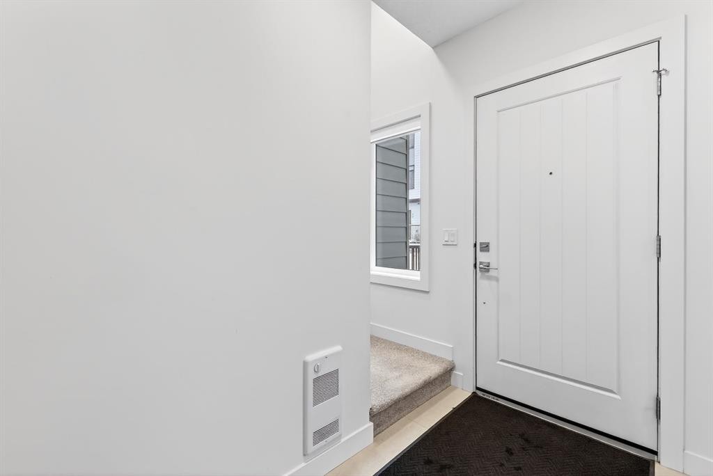 10 Currie Walk Sw, Calgary, AB - Indoor Photo Showing Other Room