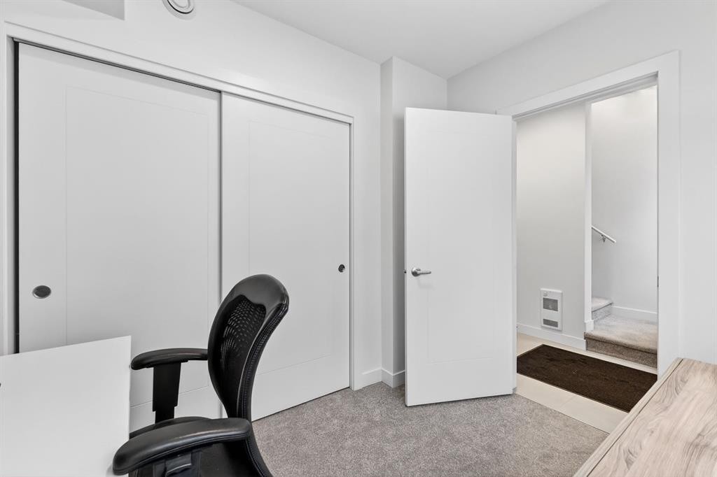 10 Currie Walk Sw, Calgary, AB - Indoor Photo Showing Office