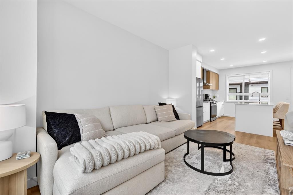 10 Currie Walk Sw, Calgary, AB - Indoor Photo Showing Living Room