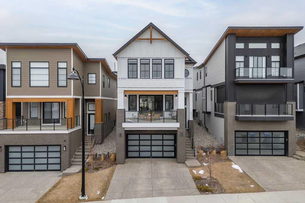 80 Timberline Way Sw, Calgary, AB - Outdoor With Facade