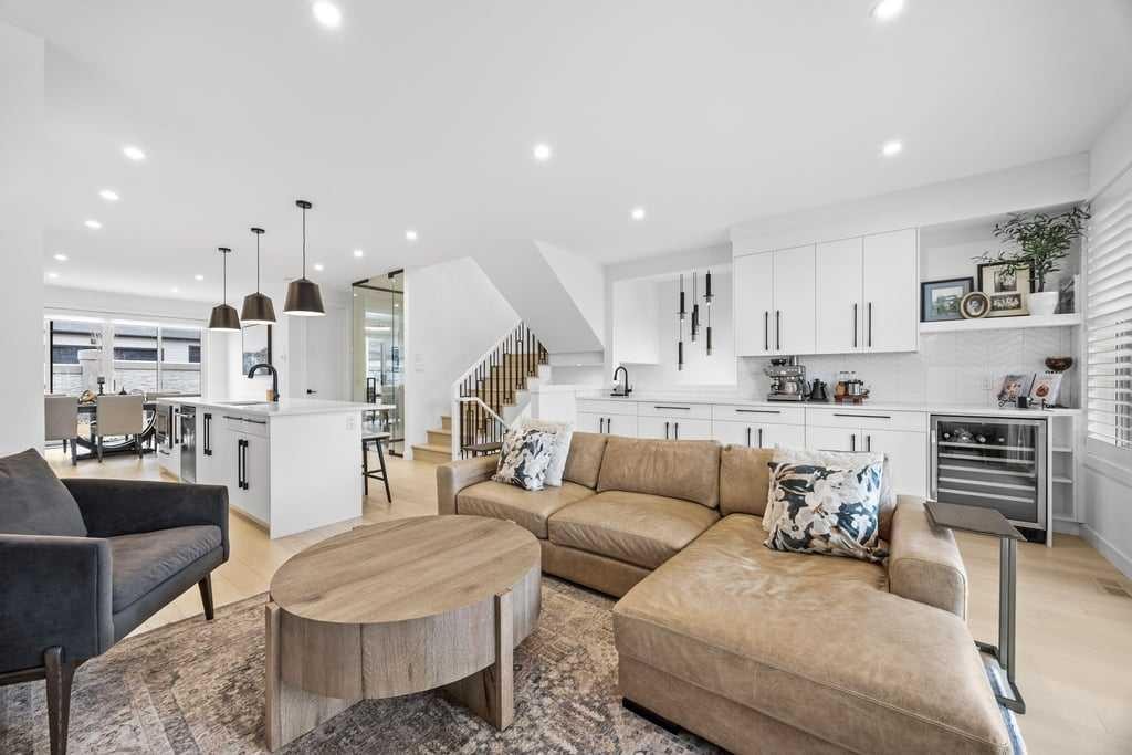 80 Timberline Way Sw, Calgary, AB - Indoor Photo Showing Living Room