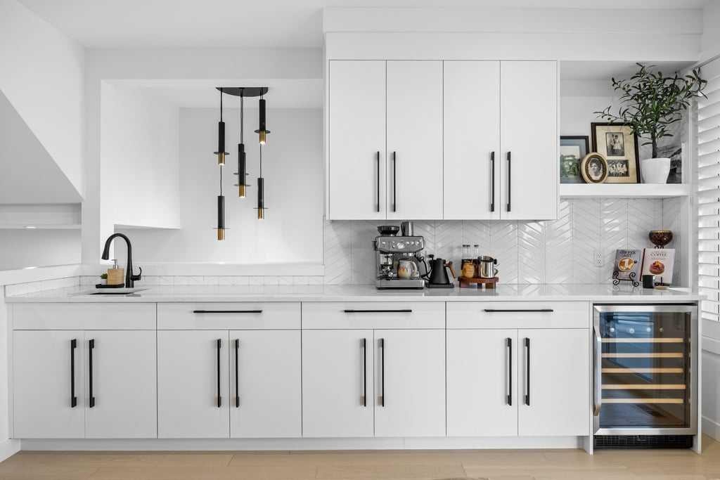 80 Timberline Way Sw, Calgary, AB - Indoor Photo Showing Kitchen With Upgraded Kitchen