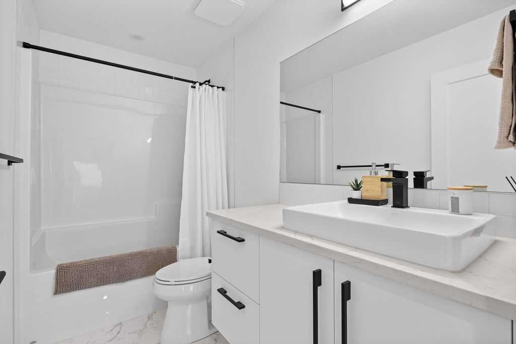 80 Timberline Way Sw, Calgary, AB - Indoor Photo Showing Bathroom