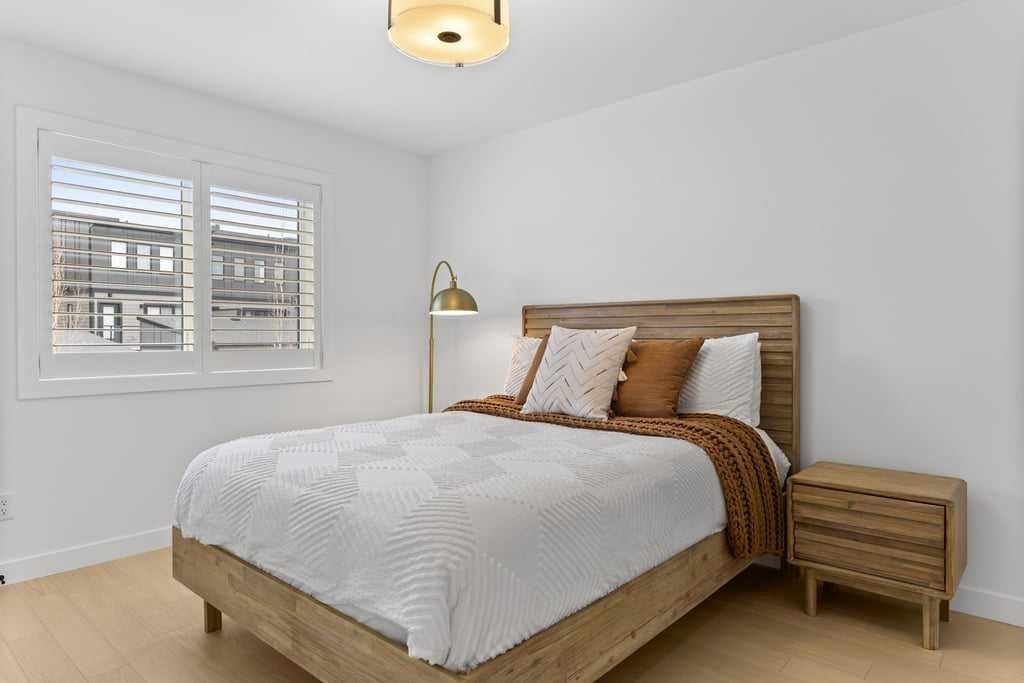 80 Timberline Way Sw, Calgary, AB - Indoor Photo Showing Bedroom