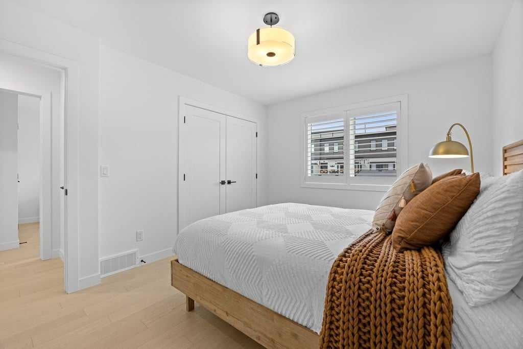 80 Timberline Way Sw, Calgary, AB - Indoor Photo Showing Bedroom