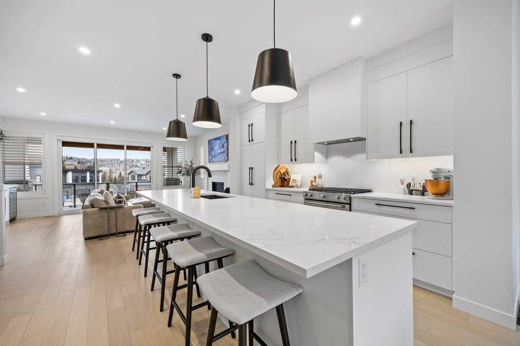 80 Timberline Way Sw, Calgary, AB - Indoor Photo Showing Kitchen With Upgraded Kitchen