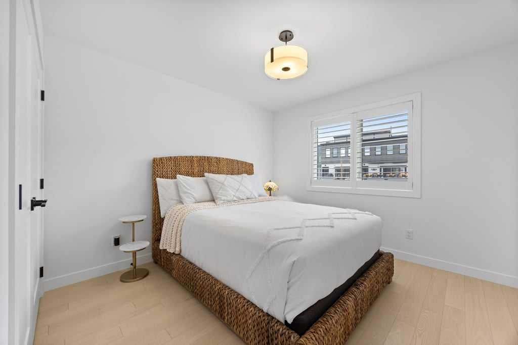 80 Timberline Way Sw, Calgary, AB - Indoor Photo Showing Bedroom