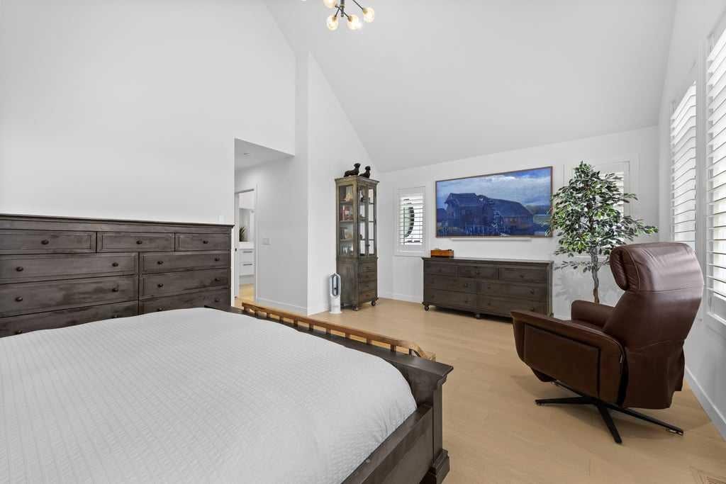 80 Timberline Way Sw, Calgary, AB - Indoor Photo Showing Bedroom